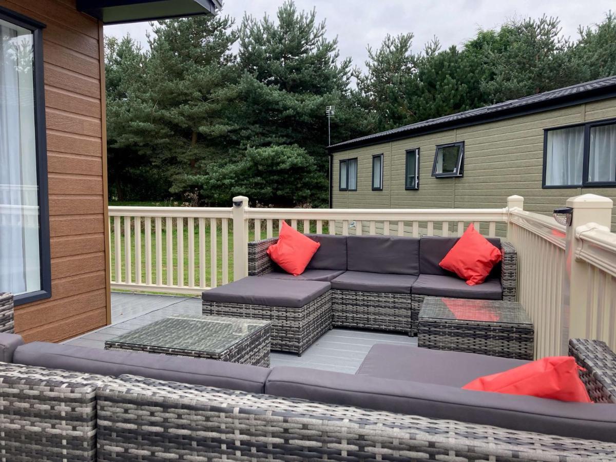 Gleneagles Lodge With Hot Tub York Exterior photo