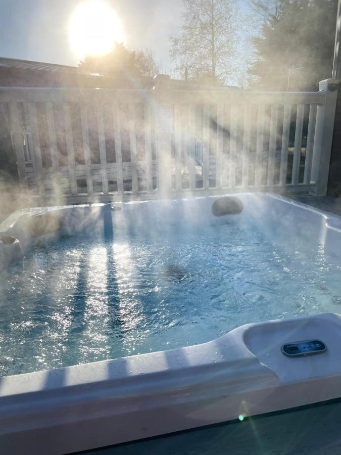 Gleneagles Lodge With Hot Tub York Exterior photo